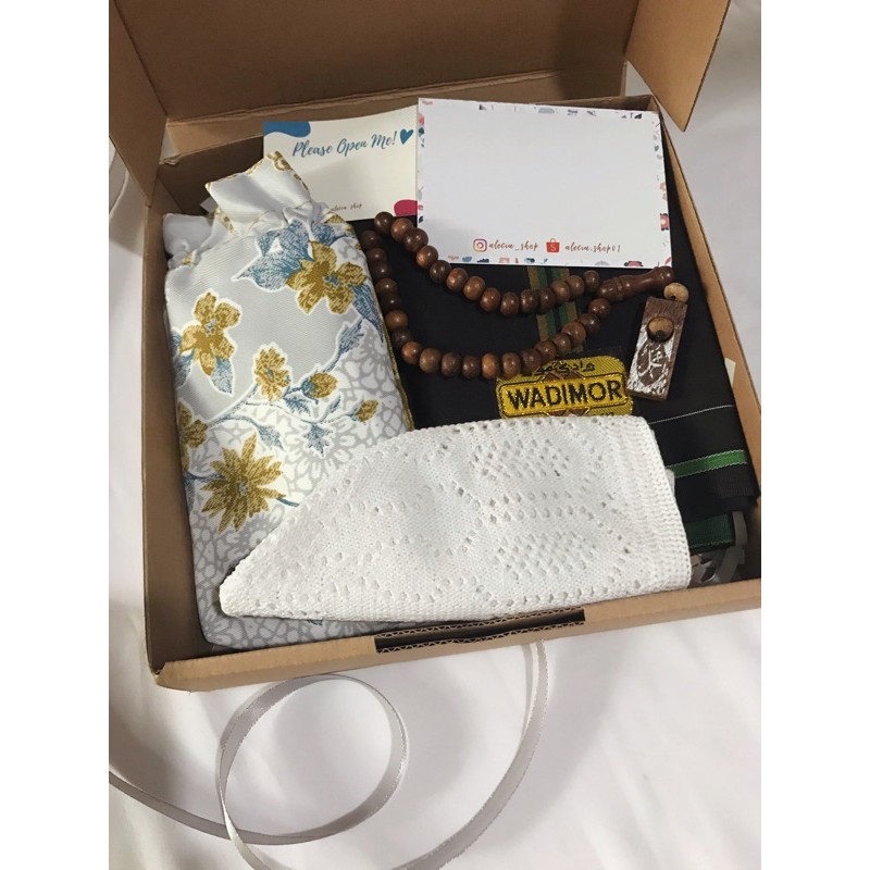 

Gift Box / Paket Ibadah Cowok / Hampers Alat Ibadah / Gift Box Sarung Set