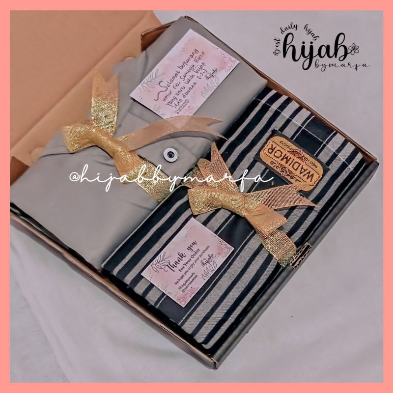 

Hampers cowok include Baju koko lengan pendek dan sarung wadimor