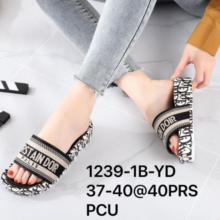 Langsung Beliii.. Sandal selop jelly Dior terbaru,keceh,hits nyaman di pakai ke mana awet kekinian,1