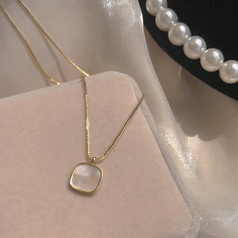 Kalung Rantai Klavikula Hias Liontin Persegi Warna Emas Untuk Wanita