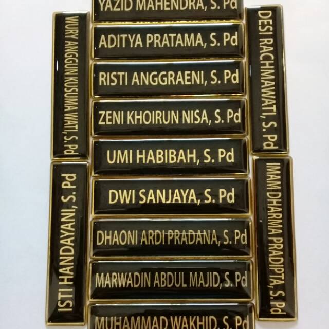 Name tag guru sebelah mana