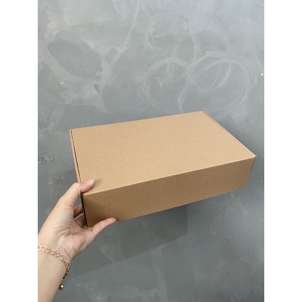 

Box Corrugated coklat model earlock/kotak kado bahan corrugated size 36,5x21x13