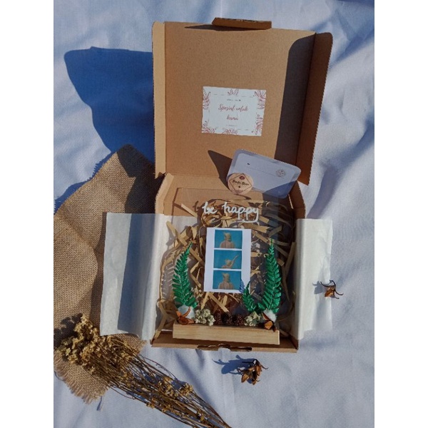 

GIFT BOX BIRTHDAY STAND ACRYLIC CUSTOM MURAH KADO/HADIAH ULANG TAHUN, ANNIVERSARY & WISUDA