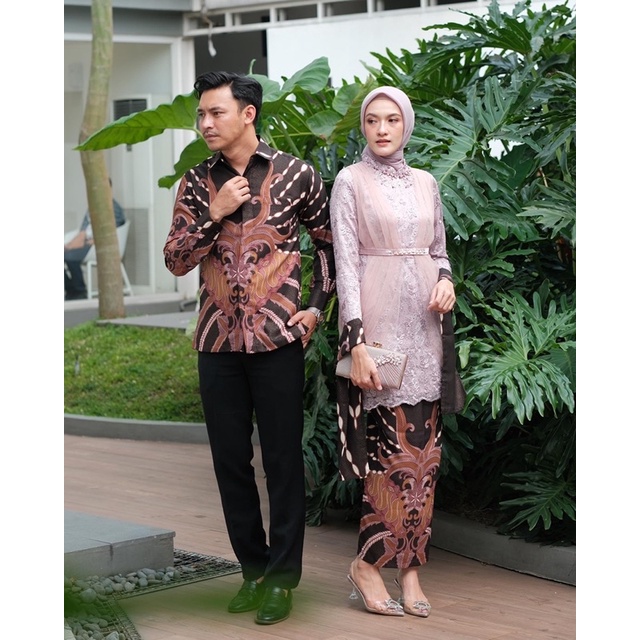 (Akita-Madina tunik couple rose) set couple kebaya wanita &amp; kemeja batik pria. kebaya wisuda kebaya kondangan kebaya lamaran bahan lace premium