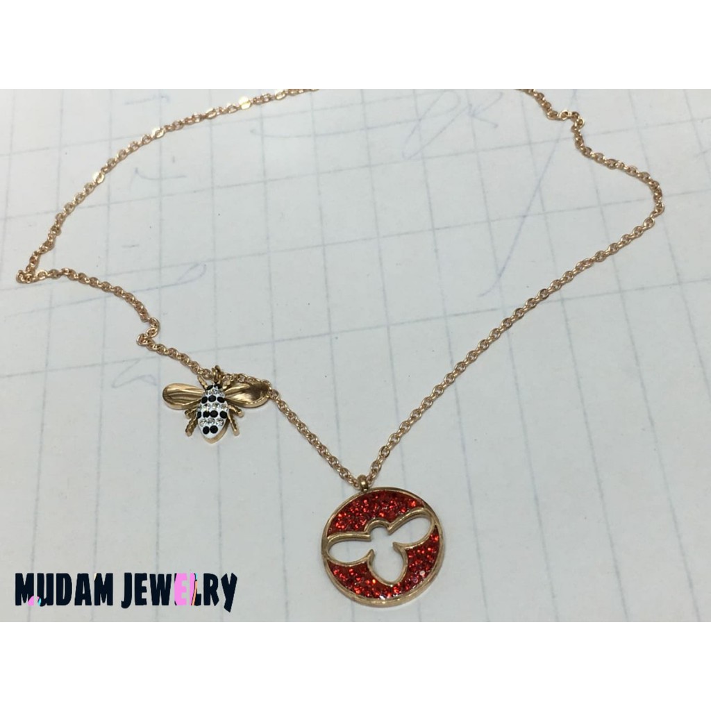 Kalung Titanium Swar Bee Kristal Merah dan Putih Rose Gold Lapis Emas 18K