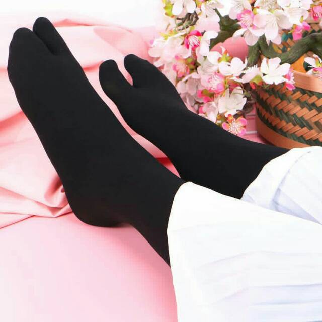 𝐁𝐘 𝐀𝐃𝐈𝐍𝐃𝐀 Kaos Kaki jempol muslimah cream polos