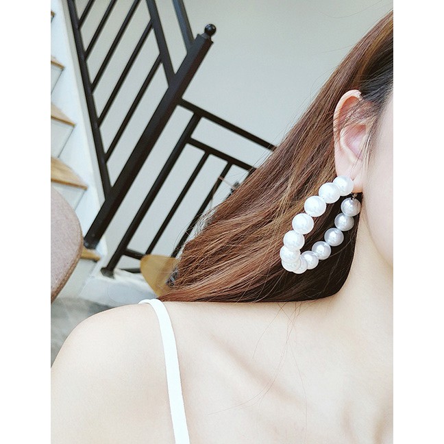 LRC Anting Tusuk Fashion White Round Shape Decorated Earrings