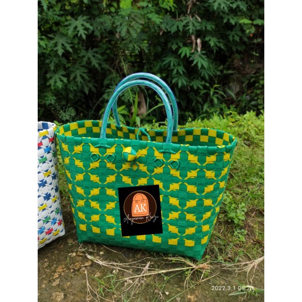 tas anyam motif bunga