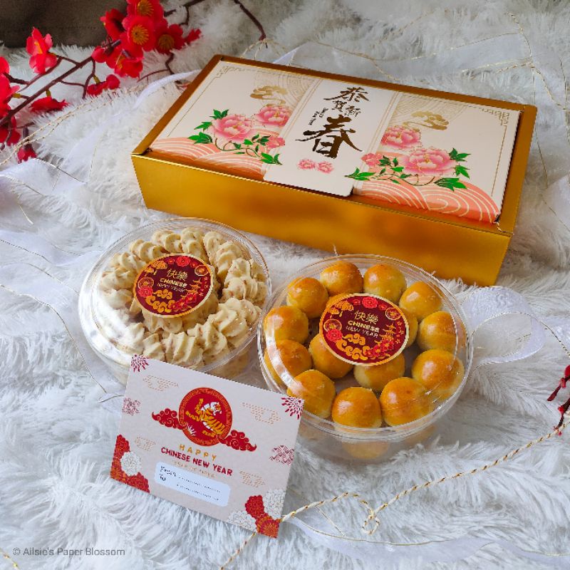 

Hampers CNY - Parcel Imlek Gold Isi 2 Toples (Nastar, Kue Keranjang) FREE PAPERBAG & CARD | Hampers Imlek Kue Kering Sincia