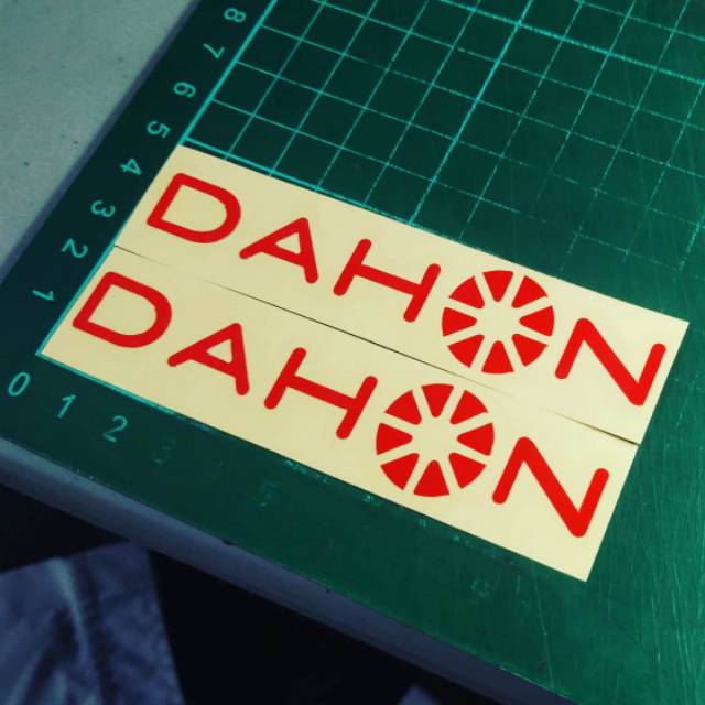 

Sticker Cutting Dahon merah isi 2 pcs v.2