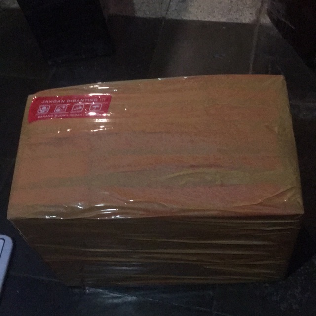 

Kardus bingkisan misteri makanan khas kota malang raya dan kota batu isinya rahasia dan random