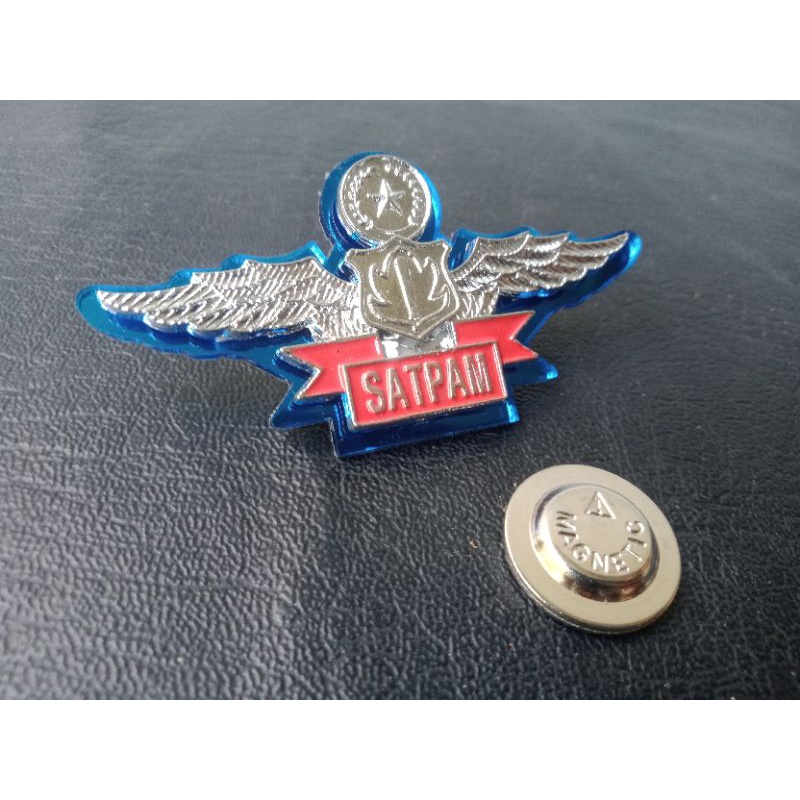 pin wing satpam akrilik magnet