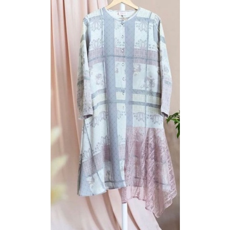 Tesias tunik Riamiranda