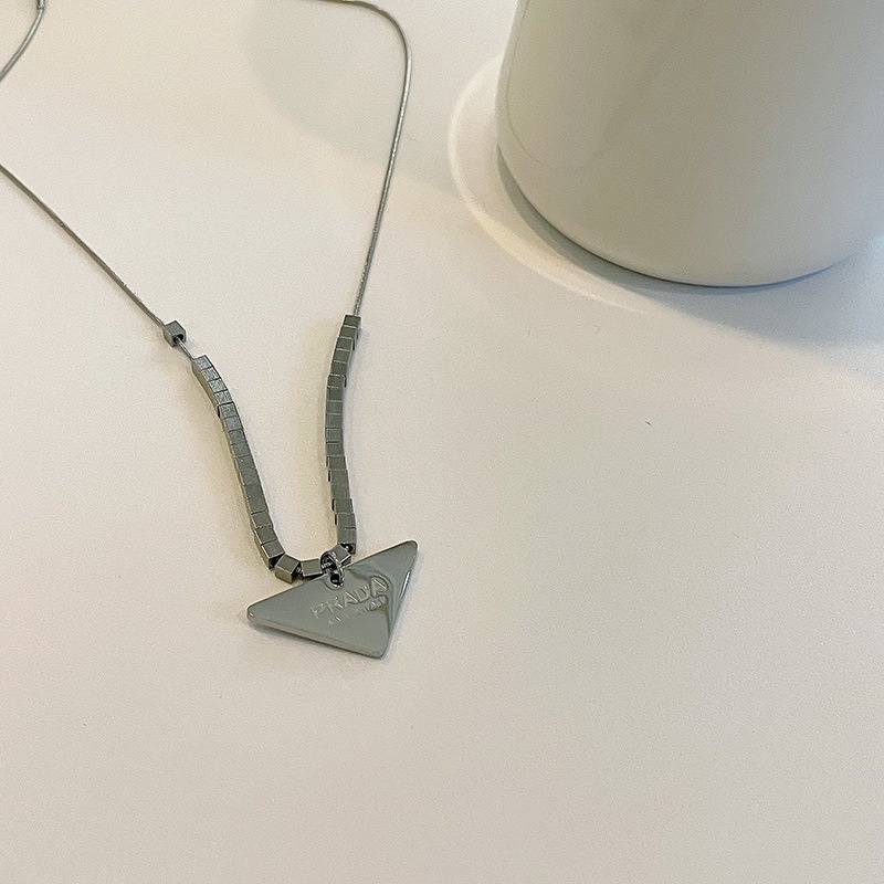 Kalung Liontin Segitiga Geometris Bahan Titanium Steel