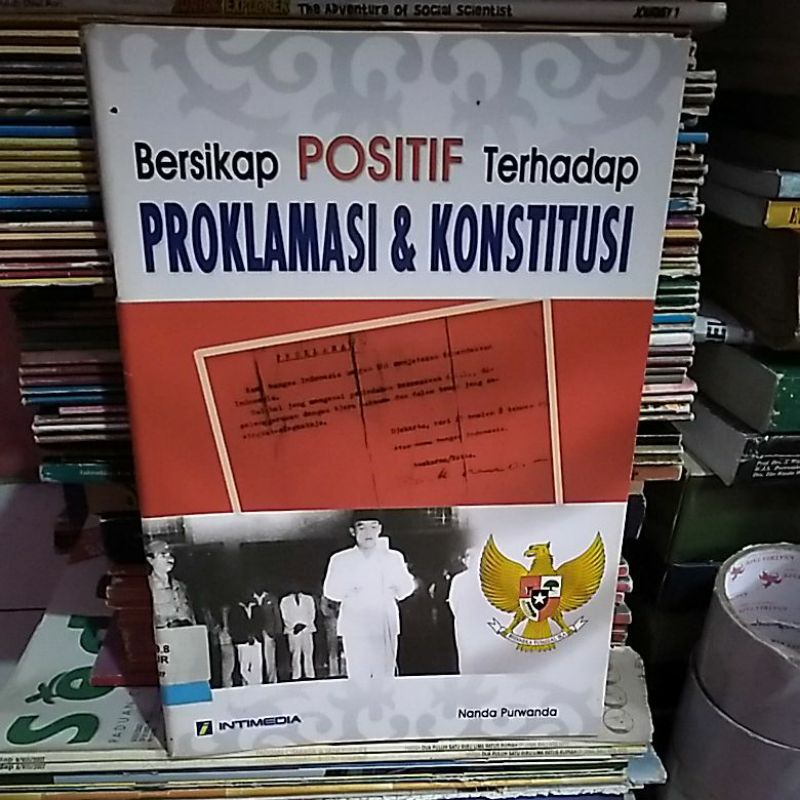 buku bersikap positif terhadap proklamasi dan konstitusi