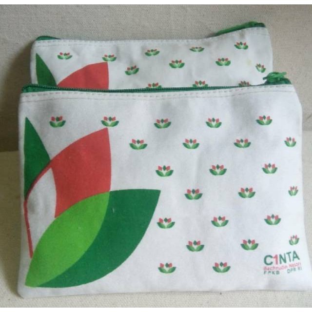 

Pouch Blacu Sablon 3 Warna, Dengan Dalaman Furing 20x15 cm, Desain Sendiri