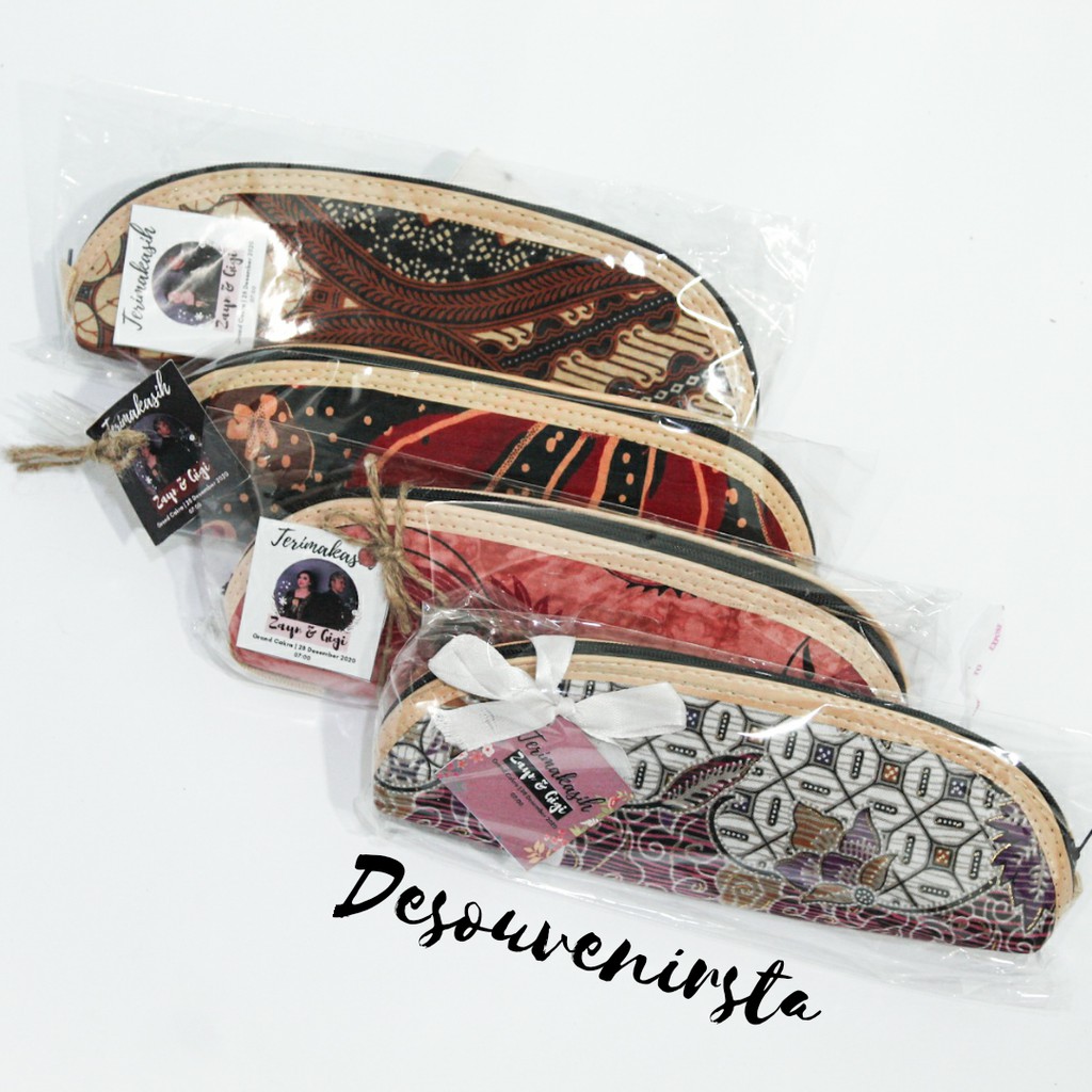 

SOUVENIR TEMPAT PENSIL BATIK KHAS JOGJA 19 X 7 CM TEMPAT PENSIL OVAL BATIK
