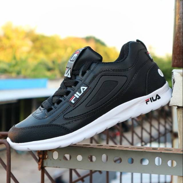 Sepatu sekolah hitam Fila anak