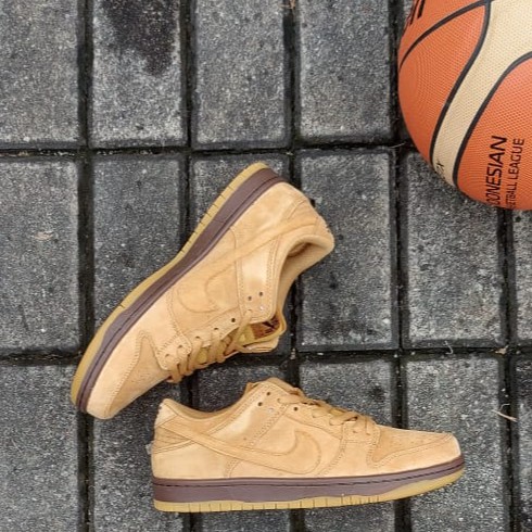SEPATU NIKE AIR SB DUNK LOW WHEAT