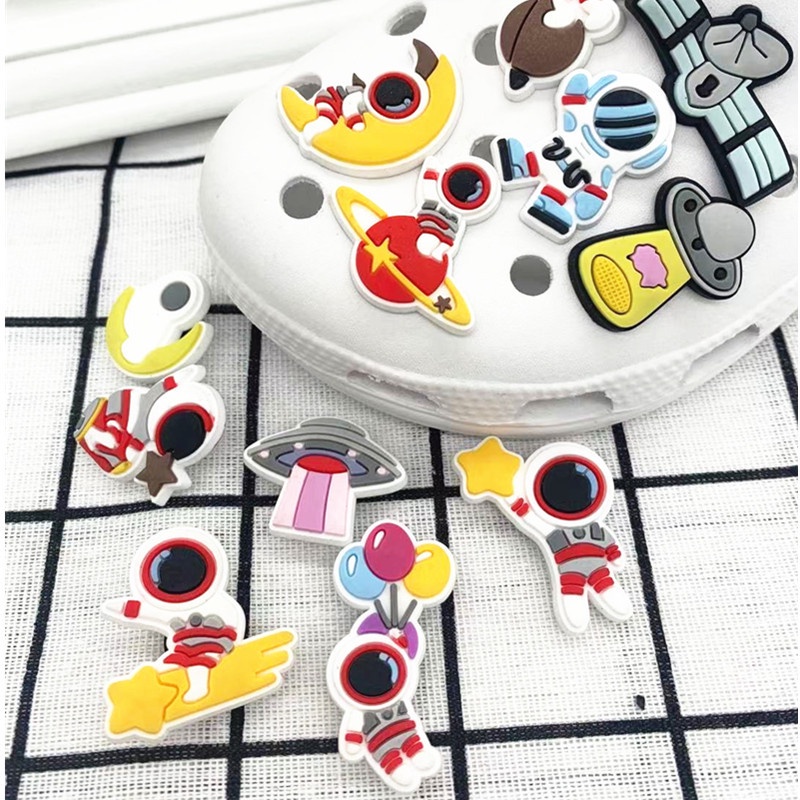 Jibbitz pola kartun astronot accessories decorate Pin shoe charms Crocs Dapat Dilepas berlaku untuk imut sandal Lubang Sepatu Gesper