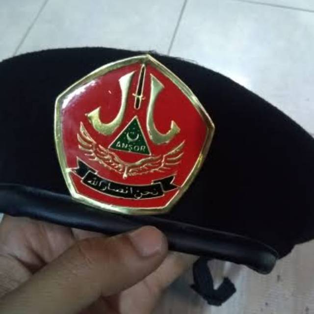 BARET BANSER + EMBLEM