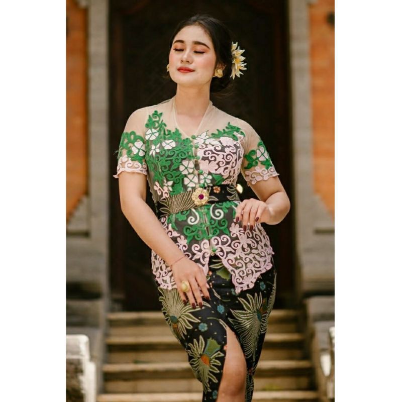 Kebaya Bali tilestik motif Komala