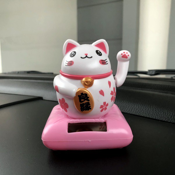 Kucing Maneki Neko PINK SAKURA SOLAR POWER Boneka Pajangan Mobil Goyang Kepala Shacking Head