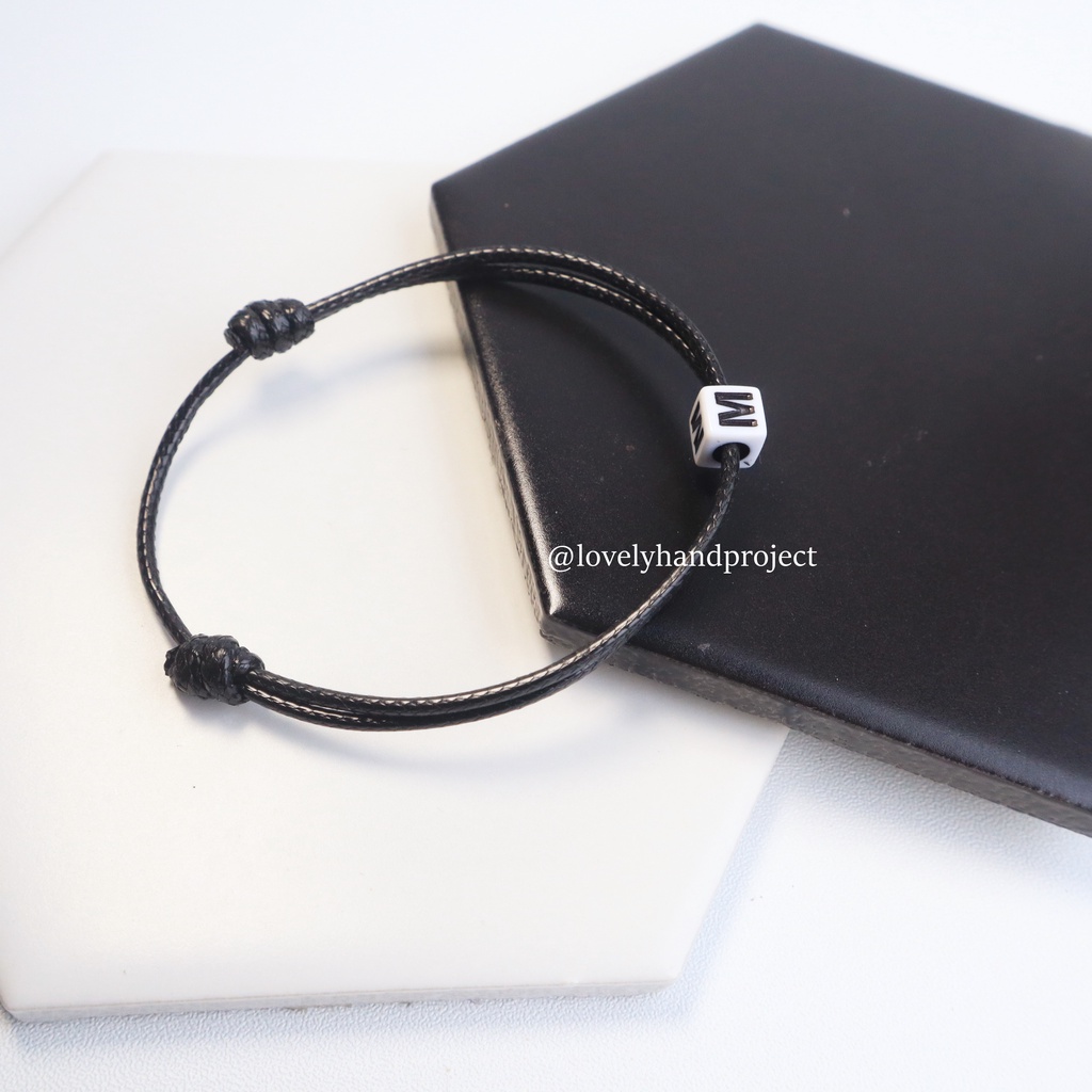 Gelang Huruf Couple Custom Inisial Nama Tali Korea &amp; Tali Satin Dadu Kotak Putih Huruf Hitam (1pcs)