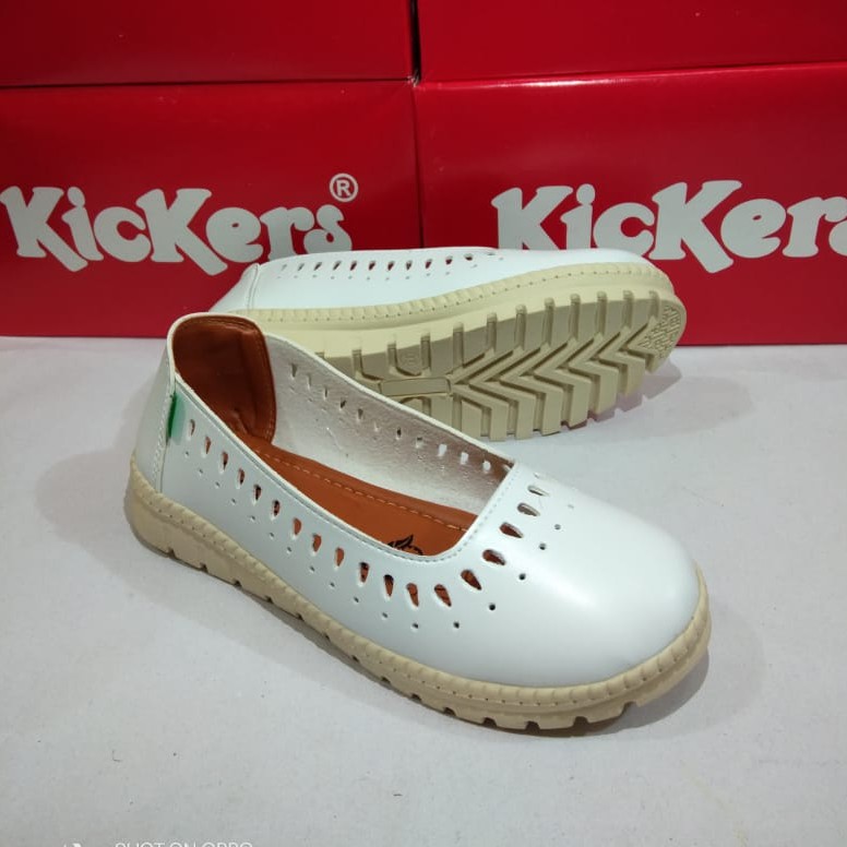 sepatu slip on kickers wanita warna full putih