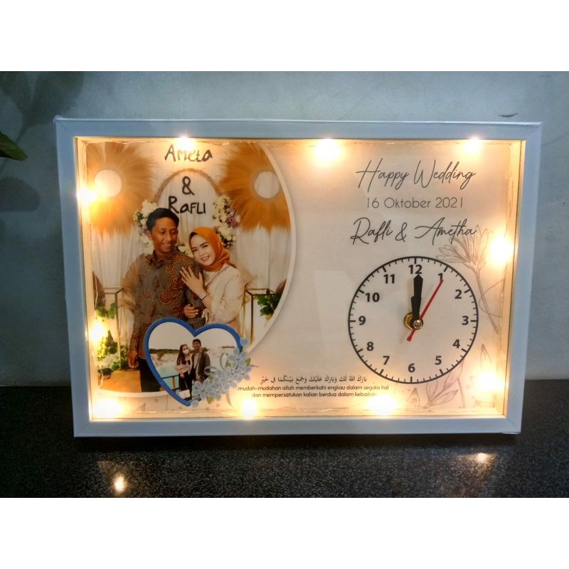 jam foto custom memakai bingkai, kaca, dan lampu cocok untuk hadiah pernikahan, happy anniversary, w
