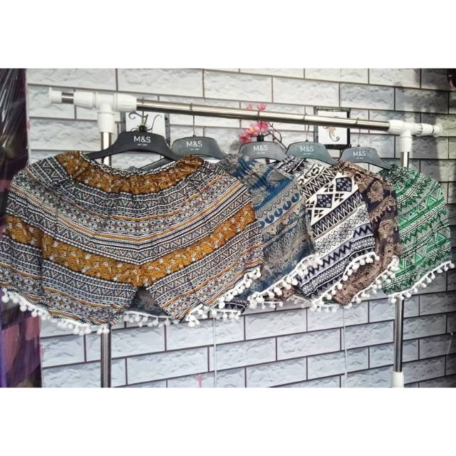 Celana pendek pom pom bali