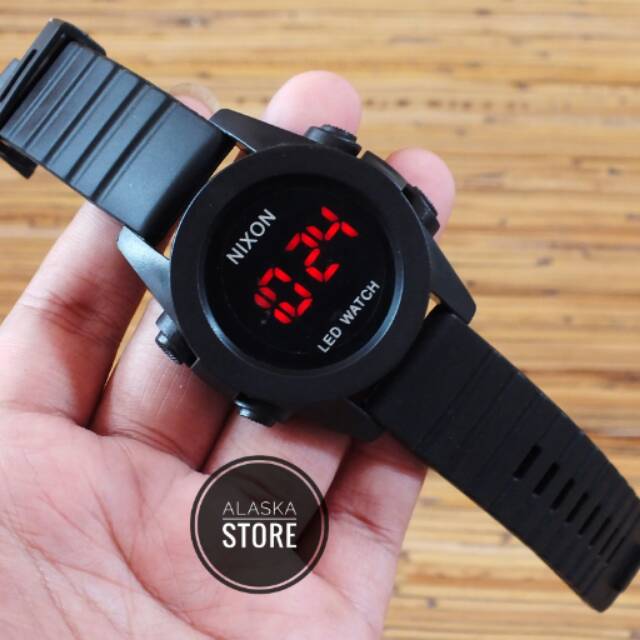 jam tangan Nixon digital