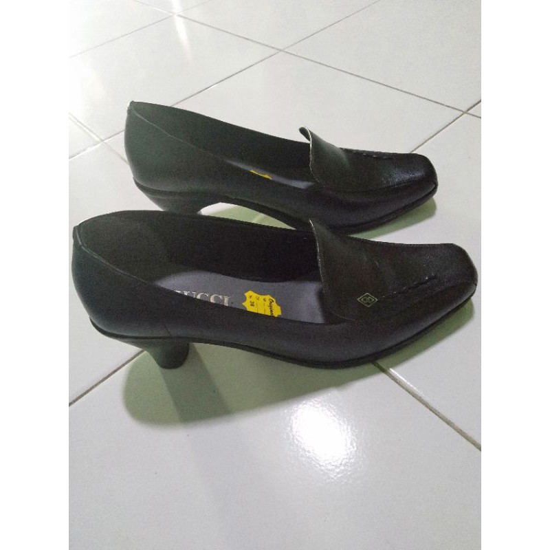 Pantofel Wanita Gucci