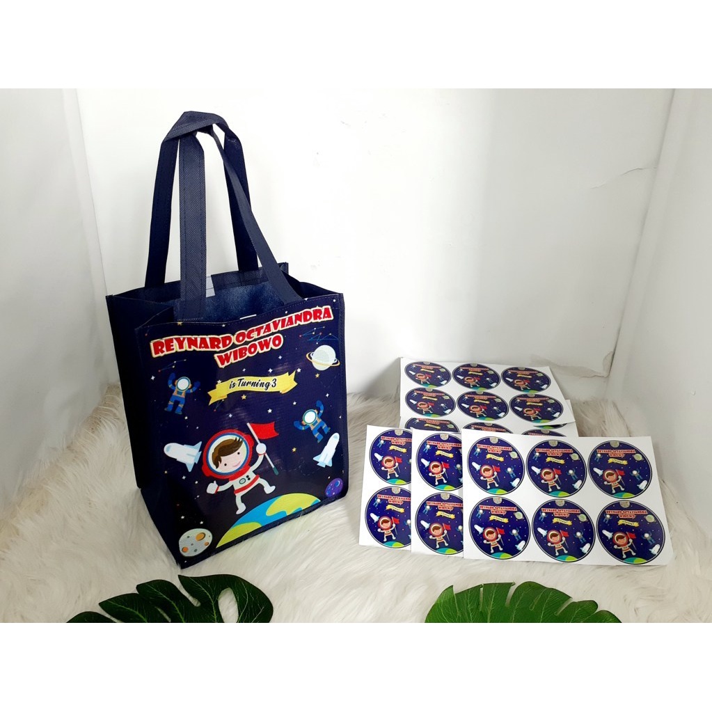 

Tas Ultah Kotak Plus Sticker Ultah Tema Astronot Custom