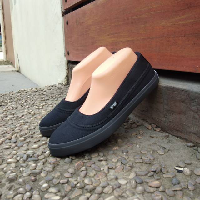 Sepatu Wanita Slip On Kekinian Hitam Polos 05