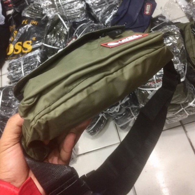 tas pinggang pria atau slingbag pria bahan parasit impor #tas #taspinggang #tasslingbag #taspria #tascowok