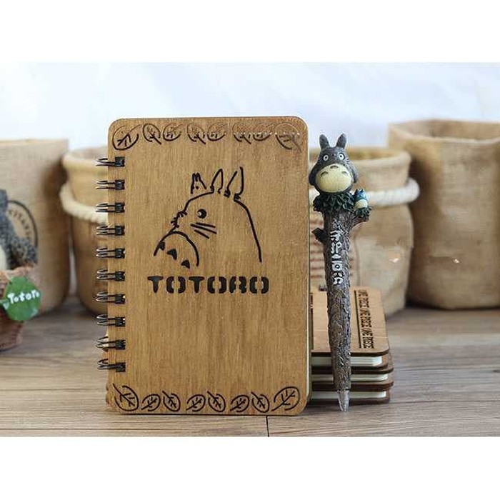 

Buku Catatan Sampul Kayu dengan Pena