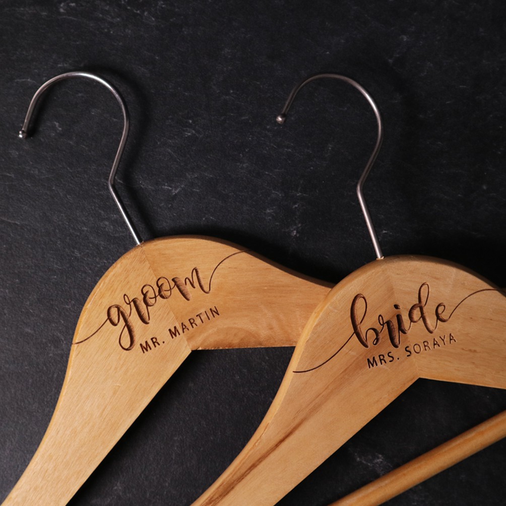 Wedding Hanger Kayu Custom Nama Grafir Engrave Gantungan Baju Custom Bride Groom Dekorasi Pernikahan