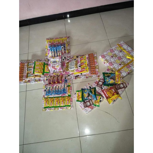 

kotak hadiah berisi jajanan