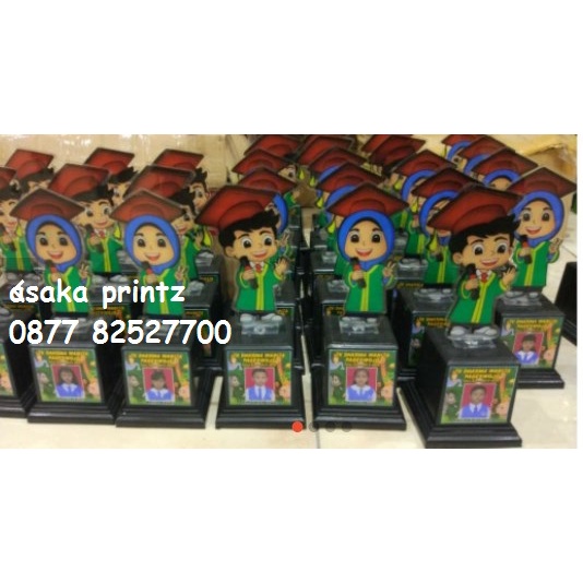 PIALA / VANDEL WISUDA AKRILIK FIGURE