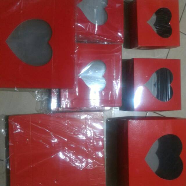 

Kotak kue kardus Love Merah uk.22x22x8 cm 1pak@10bh