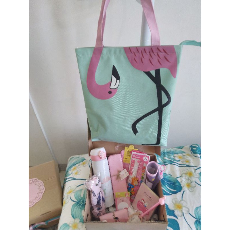 

Hampers Cheerful untuk cewek, bingkisan, kado, wanita