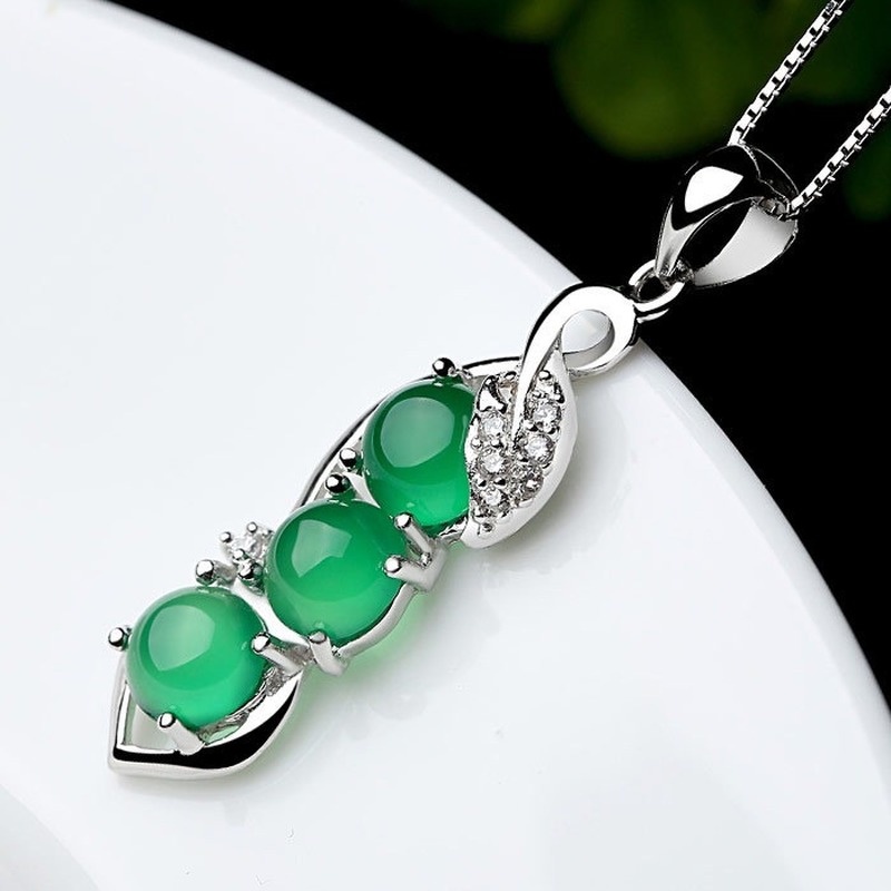 [Ready Stock]Fashion Inlaid Emerald Pendant Plated 925 Silver Necklace