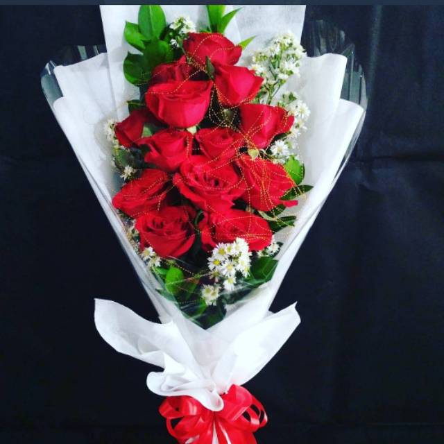 Buket bunga  mawar  merah  segar hidup  hadiah kado 