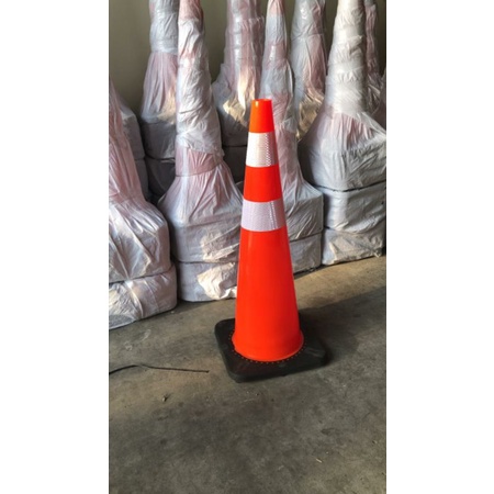 Traffic cone karet base hitam 90cm