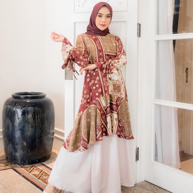 LALITA TUNIC WEARING KLAMBY