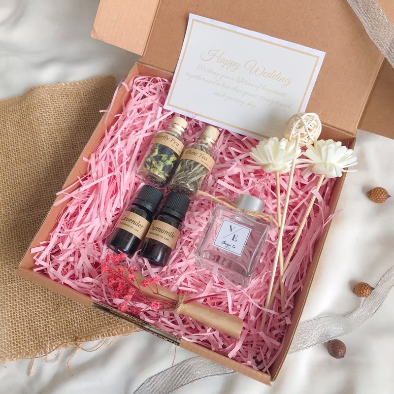 

Hampers Reed Diffuser + Flower Tea Lebaran Hadiah Unik Parcel Kado Ulang Tahun Natal Imlek