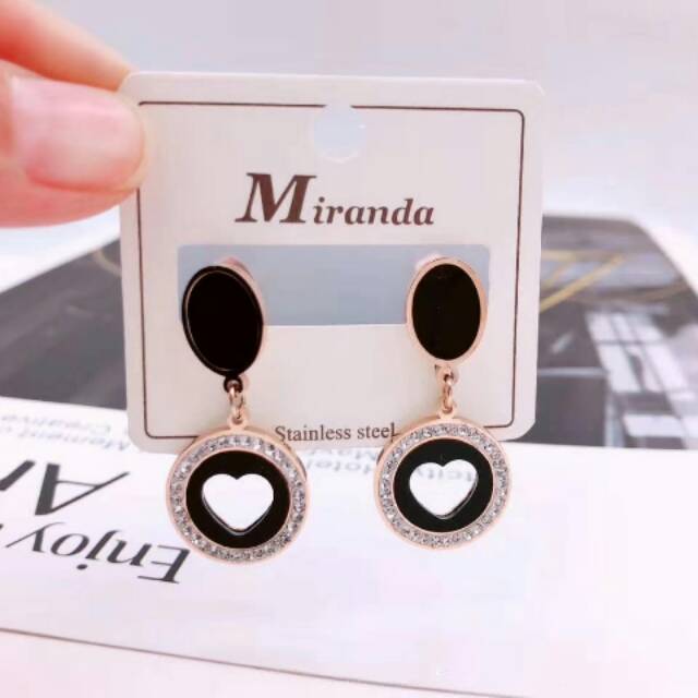 Anting titanium tusuk mata hitam