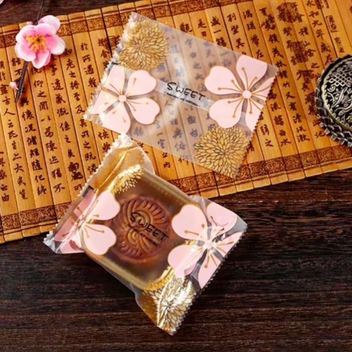 

Ginger- PLASTIK MOONCAKE SAKURA SWEETS 125GR ISI +/-50PCS+TRAY