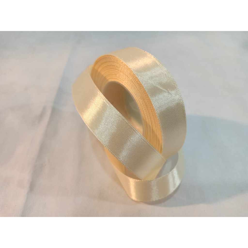 

Pita satin cream 1/2 inch / 1.27cm Per roll Pita Kado Pita Bucket Bunga pita hias